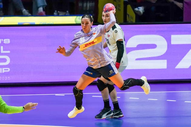 2025-12-04 Netherlands v Tunisia - IHF World Women s Handball Championship ROTTERDAM, NETHERLANDS - DECEMBER 4: Kelly Vollebregt of the Netherlands during the IHF World Women s Handball Championship match between Netherlands and Tunisia at Ahoy on December 4, 2025 in Rotterdam, Netherlands. Rotterdam Ahoy Netherlands Content not available for redistribution in The Netherlands directly or indirectly through any third parties. Copyright: xHenkxSeppenx