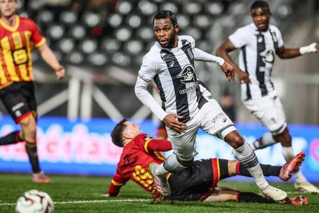 Charleroi s Mardochee Nzita Theto pictured in action during a soccer game between Sporting Charleroi and KV Mechelen, in the 1 8 final of the Croky Cup Belgian cup, Thursday 04 December 2025 in Charleroi. BRUNOxFAHY  x146514421x