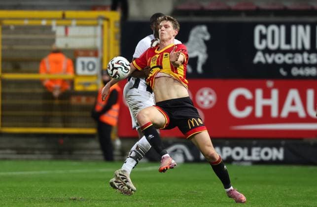 Charleroi s Check Keita and Mechelen s Lion Lauberbach fight for the ball during a soccer game between Sporting Charleroi and KV Mechelen, in the 1 8 final of the Croky Cup Belgian cup, Thursday 04 December 2025 in Charleroi. VIRGINIExLEFOUR  x146514839x