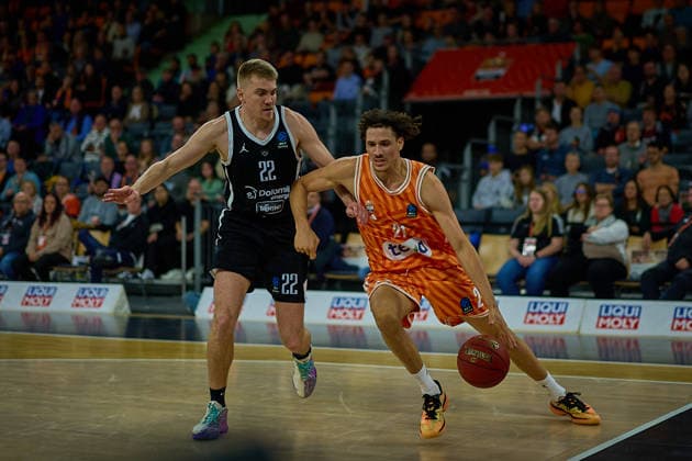 duel, duel between Peyton Aldridge Dolomiti Energia Trento, 22 and Alec Anigbata ratiopharm ulm, 21 GER, ratiopharm ulm vs Dolomiti Energia Trento, Basketball, Matchday 9, BKT EuroCup, Season 2025 2026, 04 12 2025 GER, ratiopharm ulm vs Dolomiti Energia Trento, Basketball, Matchday 9, BKT EuroCup, Season 2025 2026, 04 12 2025 Neu Ulm Copyright: xEibner-Pressefoto GeraldxOelze-dexStoppanyx EP_ODS