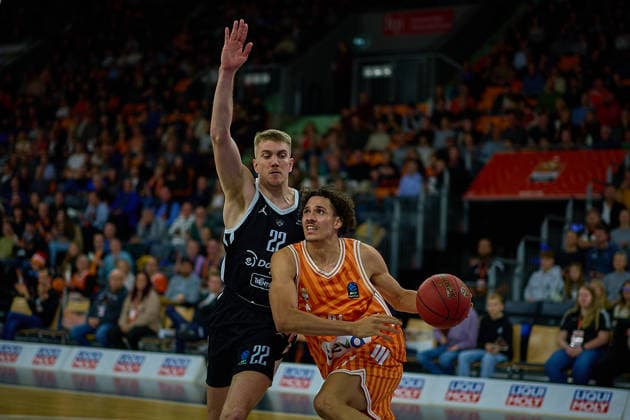 duel, duel between Peyton Aldridge Dolomiti Energia Trento, 22 and Alec Anigbata ratiopharm ulm, 21 GER, ratiopharm ulm vs Dolomiti Energia Trento, Basketball, Matchday 9, BKT EuroCup, Season 2025 2026, 04 12 2025 GER, ratiopharm ulm vs Dolomiti Energia Trento, Basketball, Matchday 9, BKT EuroCup, Season 2025 2026, 04 12 2025 Neu Ulm Copyright: xEibner-Pressefoto GeraldxOelze-dexStoppanyx EP_ODS