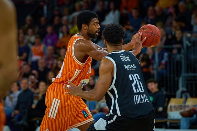 duel, duel between Malik Osborne ratiopharm ulm, 10 and Jordan Bayehe Dolomiti Energia Trento, 26 GER, ratiopharm ulm vs Dolomiti Energia Trento, Basketball, Matchday 9, BKT EuroCup, Season 2025 2026, 04 12 2025 GER, ratiopharm ulm vs Dolomiti Energia Trento, Basketball, Matchday 9, BKT EuroCup, Season 2025 2026, 04 12 2025 New Ulm Copyright: xEibner-Pressefoto GeraldxOelze-dexStoppanyx EP_ODS