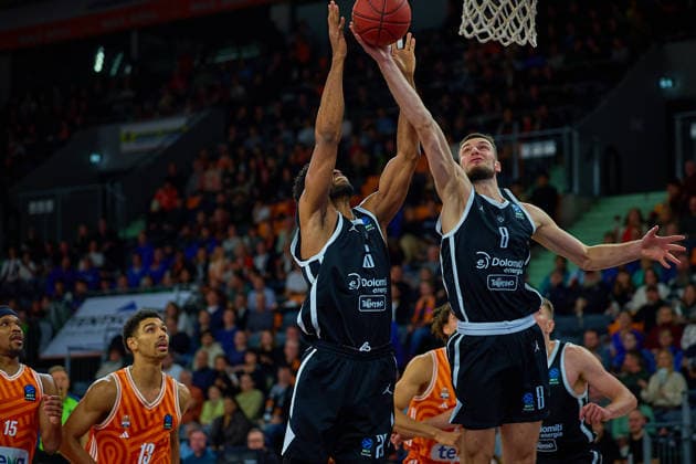 Rebound Jordan Bayehe Dolomiti Energia Trento, 26 and Matas Jogela Dolomiti Energia Trento, 08 GER, ratiopharm ulm vs Dolomiti Energia Trento, Basketball, Matchday 9, BKT EuroCup, Season 2025 2026, 04 12 2025 GER, ratiopharm ulm vs Dolomiti Energia Trento, Basketball, Matchday 9, BKT EuroCup, Season 2025 2026, 04 12 2025 Neu Ulm Copyright: xEibner-Pressefoto GeraldxOelze-dexStoppanyx EP_ODS