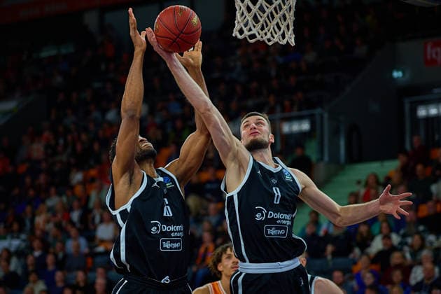 Rebound Jordan Bayehe Dolomiti Energia Trento, 26 and Matas Jogela Dolomiti Energia Trento, 08 GER, ratiopharm ulm vs Dolomiti Energia Trento, Basketball, Matchday 9, BKT EuroCup, Season 2025 2026, 04 12 2025 GER, ratiopharm ulm vs Dolomiti Energia Trento, Basketball, Matchday 9, BKT EuroCup, Season 2025 2026, 04 12 2025 Neu Ulm Copyright: xEibner-Pressefoto GeraldxOelze-dexStoppanyx EP_ODS