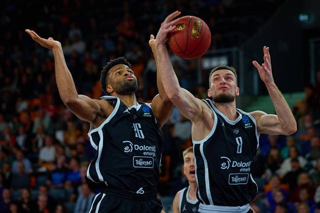 Rebound Jordan Bayehe Dolomiti Energia Trento, 26 and Matas Jogela Dolomiti Energia Trento, 08 GER, ratiopharm ulm vs Dolomiti Energia Trento, Basketball, Matchday 9, BKT EuroCup, Season 2025 2026, 04 12 2025 GER, ratiopharm ulm vs Dolomiti Energia Trento, Basketball, Matchday 9, BKT EuroCup, Season 2025 2026, 04 12 2025 Neu Ulm Copyright: xEibner-Pressefoto GeraldxOelze-dexStoppanyx EP_ODS