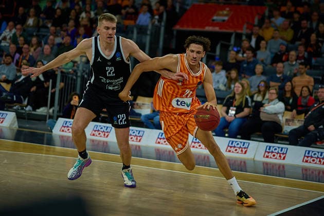 duel, duel between Peyton Aldridge Dolomiti Energia Trento, 22 and Alec Anigbata ratiopharm ulm, 21 GER, ratiopharm ulm vs Dolomiti Energia Trento, Basketball, Matchday 9, BKT EuroCup, Season 2025 2026, 04 12 2025 GER, ratiopharm ulm vs Dolomiti Energia Trento, Basketball, Matchday 9, BKT EuroCup, Season 2025 2026, 04 12 2025 Neu Ulm Copyright: xEibner-Pressefoto GeraldxOelze-dexStoppanyx EP_ODS