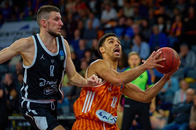 duel, duel between Matas Jogela Dolomiti Energia Trento, 08 and Mark Smith ratiopharm ulm, 13 GER, ratiopharm ulm vs Dolomiti Energia Trento, basketball, 9 matchday, BKT EuroCup, 2025 2026 season, 04 12 2025 GER, ratiopharm ulm vs Dolomiti Energia Trento, basketball, 9 matchday, BKT EuroCup, 2025 2026 season, 04 12 2025 New Ulm Copyright: xEibner-Pressefoto GeraldxOelze-dexStoppanyx EP_ODS