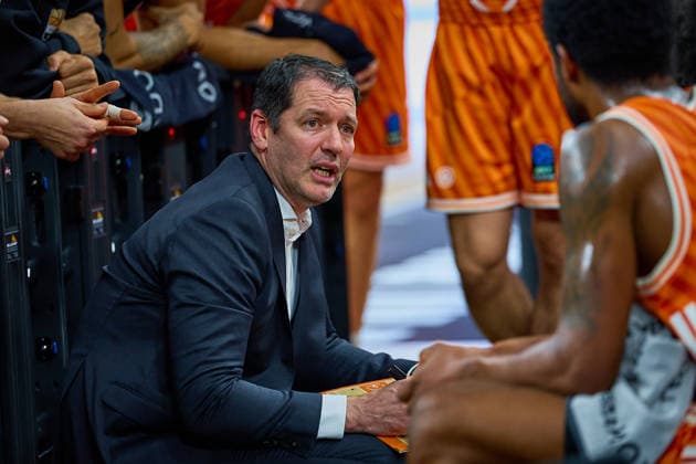 Ty Harrelson ratiopharm ulm, Head Coach in timeout GER, ratiopharm ulm vs Dolomiti Energia Trento, Basketball, Matchday 9, BKT EuroCup, Season 2025 2026, 04 12 2025 GER, ratiopharm ulm vs Dolomiti Energia Trento, Basketball, Matchday 9, BKT EuroCup, Season 2025 2026, 04 12 2025 New Ulm Copyright: xEibner-Pressefoto GeraldxOelze-dexStoppanyx EP_ODS