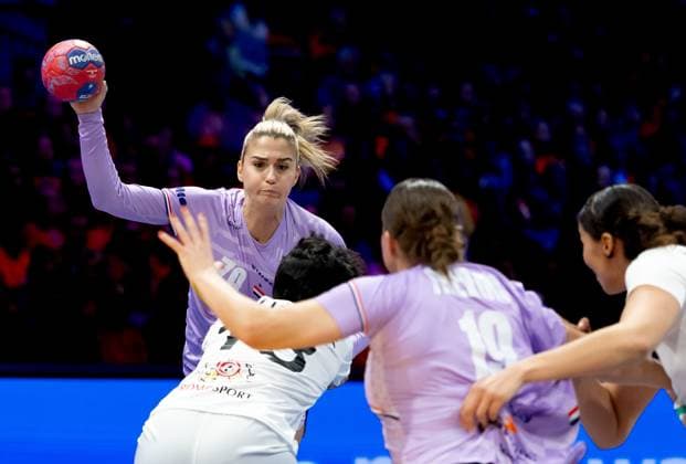 ROTTERDAM - Estavana Polman of the Netherlands in action during the Netherlands-Tunisia group match in the main round of the World Handball Championship in Ahoy Rotterdam. ANP IRIS VAN DEN BROEK xVIxANPxSportx xxANPxIVx 543891764 originalFilename: 543891764.jpg