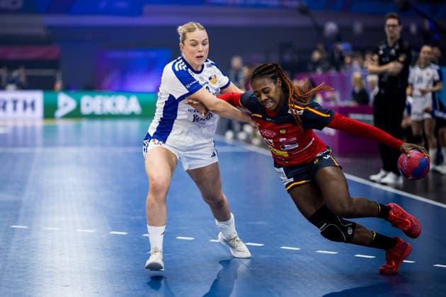 DORTMUND, GERMANY - DECEMBER 4: Thorey Anna Asgeirsdottir (Iceland, 6) and Daniela Patricia So Delgado-Pinto (Spain, 27) battle for the ball during the 27th IHF Women’s World Handball Championship match between Iceland vs. Spain at Westfalenhalle on matchday 3 of the main round of the 27th IHF Women’s World Handball Championship on December 4, 2025 in Dortmund, Germany. North Rhine Westphalia Germany Copyright: xBEAUTIFULxSPORTS Wunderlx