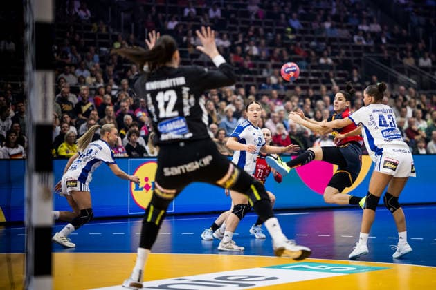 DORTMUND, GERMANY - DECEMBER 4: Alicia Fernandez Fraga (Spain, 34) with the ball, tries to score against Lilja Jonsdottir Matthildur (Iceland, 43) during the 27th IHF Women’s World Handball Championship match between Iceland vs. Spain at Westfalenhalle on matchday 3 of the main round of the 27th IHF Women’s World Handball Championship on December 4, 2025 in Dortmund, Germany. North Rhine Westphalia Germany Copyright: xBEAUTIFULxSPORTS Wunderlx