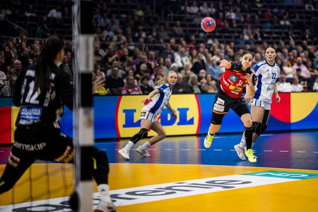 DORTMUND, GERMANY - DECEMBER 4: Alicia Fernandez Fraga (Spain, 34) with the ball, tries to score during the 27th IHF Women’s World Handball Championship match between Iceland vs. Spain at Westfalenhalle on matchday 3 of the main round of the 27th IHF Women’s World Handball Championship on December 4, 2025 in Dortmund, Germany. North Rhine Westphalia Germany Copyright: xBEAUTIFULxSPORTS Wunderlx