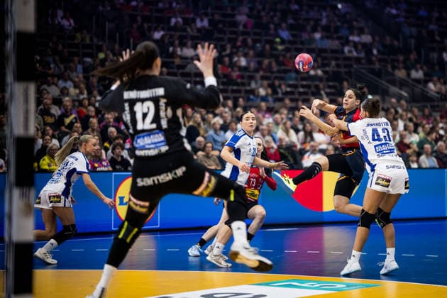 DORTMUND, GERMANY - DECEMBER 4: Alicia Fernandez Fraga (Spain, 34) with the ball, tries to score against Lilja Jonsdottir Matthildur (Iceland, 43) during the 27th IHF Women’s World Handball Championship match between Iceland vs. Spain at Westfalenhalle on matchday 3 of the main round of the 27th IHF Women’s World Handball Championship on December 4, 2025 in Dortmund, Germany. North Rhine Westphalia Germany Copyright: xBEAUTIFULxSPORTS Wunderlx