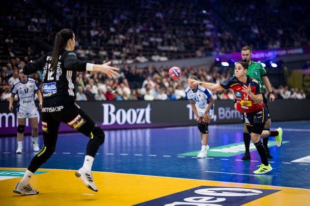 DORTMUND, GERMANY - DECEMBER 4: Alicia Fernandez Fraga (Spain, 34) with the ball, tries to score during the 27th IHF Women’s World Handball Championship match between Iceland vs. Spain at Westfalenhalle on matchday 3 of the main round of the 27th IHF Women’s World Handball Championship on December 4, 2025 in Dortmund, Germany. North Rhine Westphalia Germany Copyright: xBEAUTIFULxSPORTS Wunderlx
