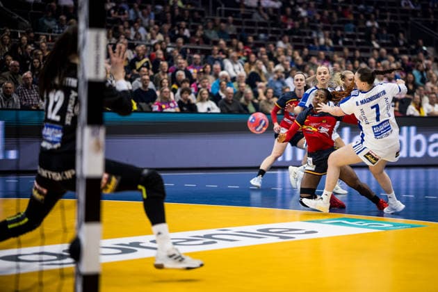 DORTMUND, GERMANY - DECEMBER 4: Daniela Patricia So Delgado-Pinto (Spain, 27) with the ball, tries to score against Diana Doegg Magnusdottir (Iceland, 7) during the 27th IHF Women’s World Handball Championship match between Iceland vs. Spain at Westfalenhalle on matchday 3 of the main round of the 27th IHF Women’s World Handball Championship on December 4, 2025 in Dortmund, Germany. North Rhine Westphalia Germany Copyright: xBEAUTIFULxSPORTS Wunderlx