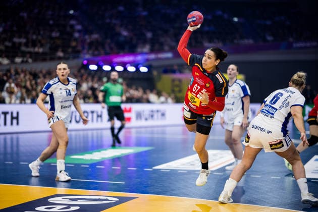 DORTMUND, GERMANY - DECEMBER 4: Elba Alvarez Torrado (Spain, 67) with the ball, tries to score during the 27th IHF Women’s World Handball Championship match between Iceland vs. Spain at Westfalenhalle on matchday 3 of the main round of the 27th IHF Women’s World Handball Championship on December 4, 2025 in Dortmund, Germany. North Rhine Westphalia Germany Copyright: xBEAUTIFULxSPORTS Wunderlx