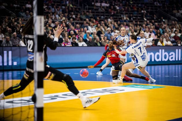 DORTMUND, GERMANY - DECEMBER 4: Daniela Patricia So Delgado-Pinto (Spain, 27) with the ball, tries to score against Diana Doegg Magnusdottir (Iceland, 7) during the 27th IHF Women’s World Handball Championship match between Iceland vs. Spain at Westfalenhalle on matchday 3 of the main round of the 27th IHF Women’s World Handball Championship on December 4, 2025 in Dortmund, Germany. North Rhine Westphalia Germany Copyright: xBEAUTIFULxSPORTS Wunderlx