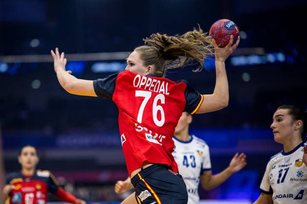 DORTMUND, GERMANY - DECEMBER 4: Lisa Oppedal Weichbrodt (Spain, 76) with the ball, tries to score during the 27th IHF Women’s World Handball Championship match between Iceland vs. Spain at Westfalenhalle on matchday 3 of the main round of the 27th IHF Women’s World Handball Championship on December 4, 2025 in Dortmund, Germany. North Rhine Westphalia Germany Copyright: xBEAUTIFULxSPORTS Wunderlx