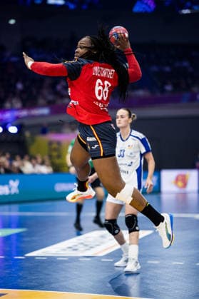 DORTMUND, GERMANY - DECEMBER 4: Lyndie Tchaptchet Defo (Spain, 68) with the ball, tries to score during the 27th IHF Women’s World Handball Championship match between Iceland vs. Spain at Westfalenhalle on matchday 3 of the main round of the 27th IHF Women’s World Handball Championship on December 4, 2025 in Dortmund, Germany. North Rhine Westphalia Germany Copyright: xBEAUTIFULxSPORTS Wunderlx