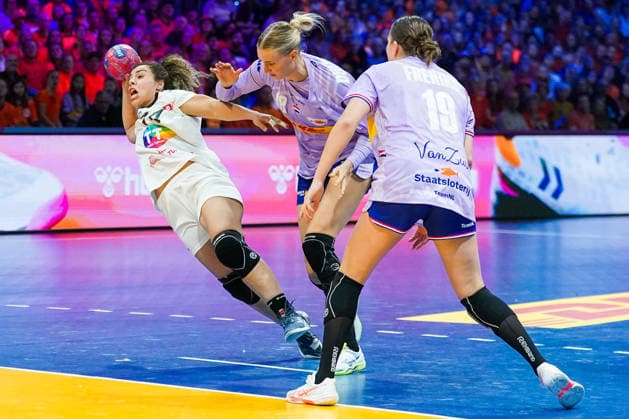 2025-12-04 Netherlands v Tunisia - IHF World Women s Handball Championship ROTTERDAM, NETHERLANDS - DECEMBER 4: Mouna Jlezi of Tunisia, Kelly Dulfer of the Netherlands, Merel Freriks of the Netherlands during the IHF World Women s Handball Championship match between Netherlands and Tunisia at Ahoy on December 4, 2025 in Rotterdam, Netherlands. Rotterdam Ahoy Netherlands Content not available for redistribution in The Netherlands directly or indirectly through any third parties. Copyright: xHenkxSeppenx