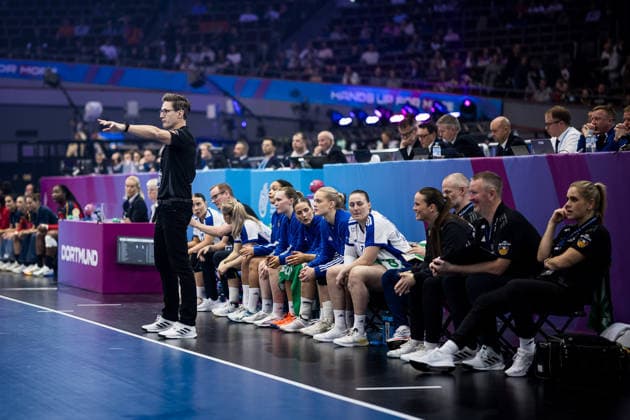 DORTMUND, GERMANY - DECEMBER 4: Arnar Petursson (Head Coach Iceland) during the 27th IHF Women’s World Handball Championship match between Iceland vs. Spain at Westfalenhalle on matchday 3 of the main round of the 27th IHF Women’s World Handball Championship on December 4, 2025 in Dortmund, Germany. North Rhine Westphalia Germany Copyright: xBEAUTIFULxSPORTS Wunderlx