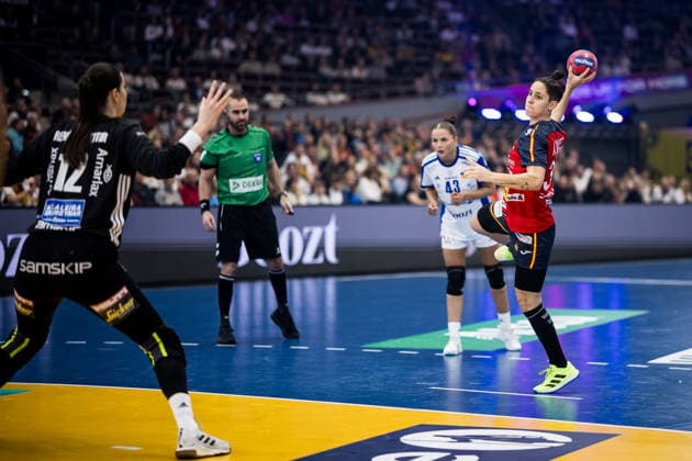 DORTMUND, GERMANY - DECEMBER 4: Alicia Fernandez Fraga (Spain, 34) with the ball, tries to score during the 27th IHF Women’s World Handball Championship match between Iceland vs. Spain at Westfalenhalle on matchday 3 of the main round of the 27th IHF Women’s World Handball Championship on December 4, 2025 in Dortmund, Germany. North Rhine Westphalia Germany Copyright: xBEAUTIFULxSPORTS Wunderlx