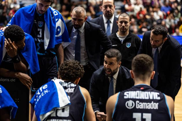 GER, BKT EuroCup, Season 2025 2026, Niners Chemnitz Turk Telekom Ankara 04 12 2025, Messe, Chemnitz, GER, BKT EuroCup, Season 2025 2026, Niners Chemnitz Turk Telekom Ankara Erdem Can Head Coach , Turk Telekom Ankara talks to his players Photo Alexander Trienitz Chemnitz Messe Sachsen Germany