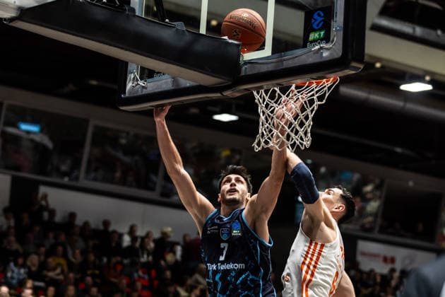 GER, BKT EuroCup, season 2025 2026, Niners Chemnitz Turk Telekom Ankara 04 12 2025, Messe, Chemnitz, GER, BKT EuroCup, season 2025 2026, Niners Chemnitz Turk Telekom Ankara Berkan Durmaz Turk Telekom Ankara 3 , Yordan Minchev Niners Chemnitz, 91 Photo Alexander Trienitz Chemnitz Messe Sachsen Germany