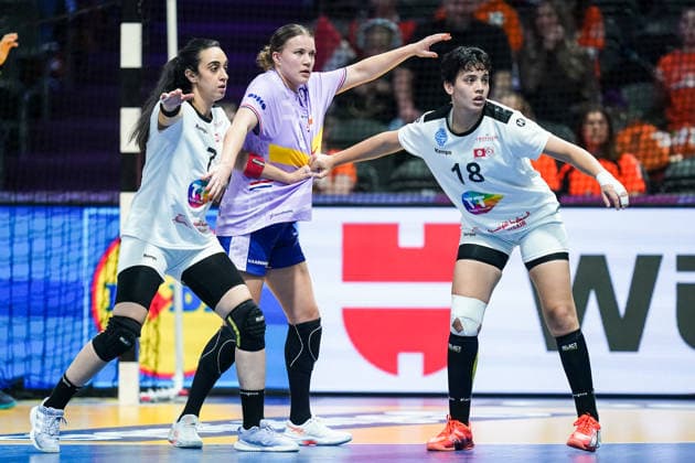 2025-12-04 Netherlands v Tunisia - IHF World Women s Handball Championship ROTTERDAM, NETHERLANDS - DECEMBER 4: Fatma Bouri of Tunisia, Merel Freriks of the Netherlands, Salma Ben Hassine of Tunisia during the IHF World Women s Handball Championship match between Netherlands and Tunisia at Ahoy on December 4, 2025 in Rotterdam, Netherlands. Rotterdam Ahoy Netherlands Content not available for redistribution in The Netherlands directly or indirectly through any third parties. Copyright: xHenkxSeppenx
