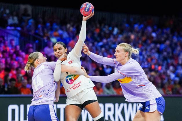 2025-12-04 Netherlands v Tunisia - IHF World Women s Handball Championship ROTTERDAM, NETHERLANDS - DECEMBER 4: Judith van der Helm of The Netherlands, Amal Hanmrouni of Tunisia, Kelly Dulfer of the Netherlands during the IHF World Women s Handball Championship match between Netherlands and Tunisia at Ahoy on December 4, 2025 in Rotterdam, Netherlands. Rotterdam Ahoy Netherlands Content not available for redistribution in The Netherlands directly or indirectly through any third parties. Copyright: xHenkxSeppenx