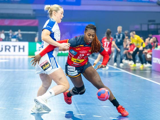 Danila Patricia So Delgado Pinto Spain, 27 in duel with Thorey Anna Asgeirsdottir Iceland, 06 , Spain vs Iceland, Handball, World Championship, Women, Season 2025 2026, 04 12 2025, Spain vs Iceland, Handball, World Championship, Women, Season 2025 2026, 04 12 2025 Dortmund Copyright: xEibner-Pressefoto MichaelxSchmidx EP_MST