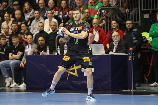04 12 2025, xgox, Handball EHF Champions League SC Magdeburg Pick Szeged v l Elvar Oern Jonsson Magdeburg, 19 on the ball, plays the ball Magdeburg