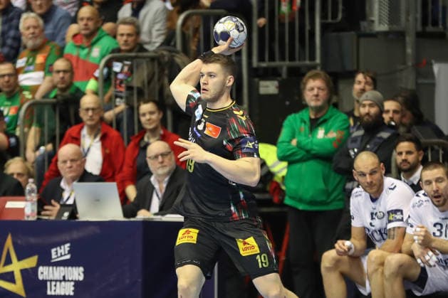04 12 2025, xgox, Handball EHF Champions League SC Magdeburg Pick Szeged v l Elvar Oern Jonsson Magdeburg, 19 on the ball, plays the ball Magdeburg