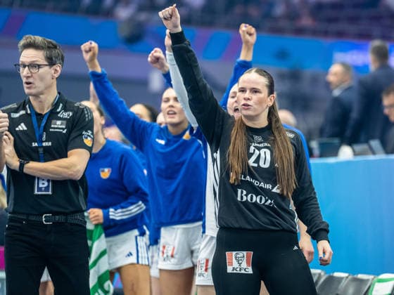 Sara Sif Helgadottir Iceland, 20 cheers from the bench, Spain vs Iceland, handball, world championship, women, 2025 2026 season, 04 12 2025, Spain vs Iceland, handball, world championship, women, 2025 2026 season, 04 12 2025 Dortmund Copyright: xEibner-Pressefoto MichaelxSchmidx EP_MST