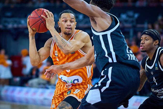 Duel, duel between Nelson Weidemann ratiopharm ulm, 00 and Andrej Jakimovski Dolomiti Energia Trento, 23 GER, ratiopharm ulm vs Dolomiti Energia Trento, Basketball, Matchday 9, BKT EuroCup, Season 2025 2026, 04 12 2025 GER, ratiopharm ulm vs Dolomiti Energia Trento, Basketball, Matchday 9, BKT EuroCup, Season 2025 2026, 04 12 2025 Neu Ulm Copyright: xEibner-Pressefoto GeraldxOelze-dexStoppanyx EP_ODS