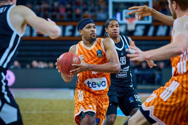 Justin Simon ratiopharm ulm, 15 GER, ratiopharm ulm vs Dolomiti Energia Trento, Basketball, Matchday 9, BKT EuroCup, 2025 2026 season, 04 12 2025 GER, ratiopharm ulm vs Dolomiti Energia Trento, Basketball, Matchday 9, BKT EuroCup, 2025 2026 season, 04 12 2025 New Ulm Copyright: xEibner-Pressefoto GeraldxOelze-dexStoppanyx EP_ODS