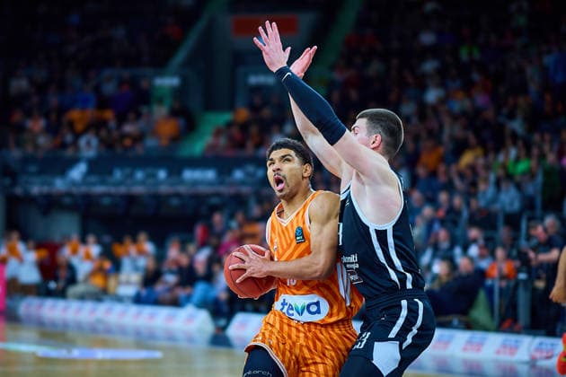 duel, duel between Mark Smith ratiopharm ulm, 13 and Andrej Jakimovski Dolomiti Energia Trento, 23 GER, ratiopharm ulm vs Dolomiti Energia Trento, Basketball, Matchday 9, BKT EuroCup, Season 2025 2026, 04 12 2025 GER, ratiopharm ulm vs Dolomiti Energia Trento, Basketball, Matchday 9, BKT EuroCup, Season 2025 2026, 04 12 2025 New Ulm Copyright: xEibner-Pressefoto GeraldxOelze-dexStoppanyx EP_ODS