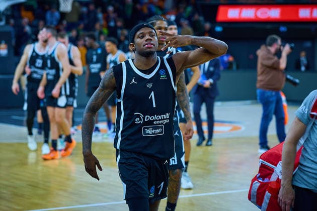 Joy at DJ Steward Dolomiti Energia Trento, 01 after the end of the match GER, ratiopharm ulm vs Dolomiti Energia Trento, Basketball, Matchday 9, BKT EuroCup, Season 2025 2026, 04 12 2025 GER, ratiopharm ulm vs Dolomiti Energia Trento, Basketball, Matchday 9, BKT EuroCup, Season 2025 2026, 04 12 2025 New Ulm Copyright: xEibner-Pressefoto GeraldxOelze-dexStoppanyx EP_ODS