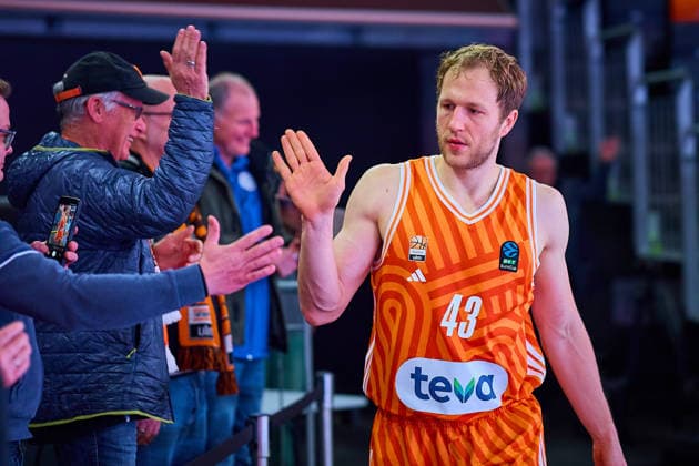 Christian Sengfelder ratiopharm ulm, 43 with thanks to the fans GER, ratiopharm ulm vs Dolomiti Energia Trento, Basketball, Matchday 9, BKT EuroCup, Season 2025 2026, 04 12 2025 GER, ratiopharm ulm vs Dolomiti Energia Trento, Basketball, Matchday 9, BKT EuroCup, Season 2025 2026, 04 12 2025 New Ulm Copyright: xEibner-Pressefoto GeraldxOelze-dexStoppanyx EP_ODS
