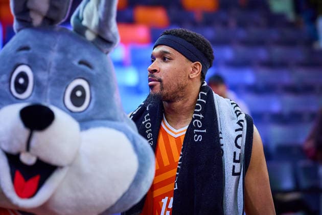 Justin Simon ratiopharm ulm, 15 with mascot fun after the game GER, ratiopharm ulm vs Dolomiti Energia Trento, Basketball, Matchday 9, BKT EuroCup, Season 2025 2026, 04 12 2025 GER, ratiopharm ulm vs Dolomiti Energia Trento, Basketball, Matchday 9, BKT EuroCup, Season 2025 2026, 04 12 2025 New Ulm Copyright: xEibner-Pressefoto GeraldxOelze-dexStoppanyx EP_ODS