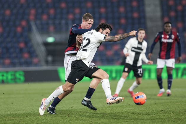 Bologna FC v Parma Calcio - Coppa Italia The contrast between Torbjorn Heggem of Bologna FC 1909 and Patrick Cutrone of Parma Calcio 1913 occurs during the Coppa Italia football match between Bologna FC 1909 and Parma Calcio 1913 in Bologna, Italy, on December 4, 2025, at Stadio Renato Dall Ara. Bologna Italy  Copyright: xEmanuelexComincinix originalFilename:comincini-bolognaf251204_np54Q.jpg