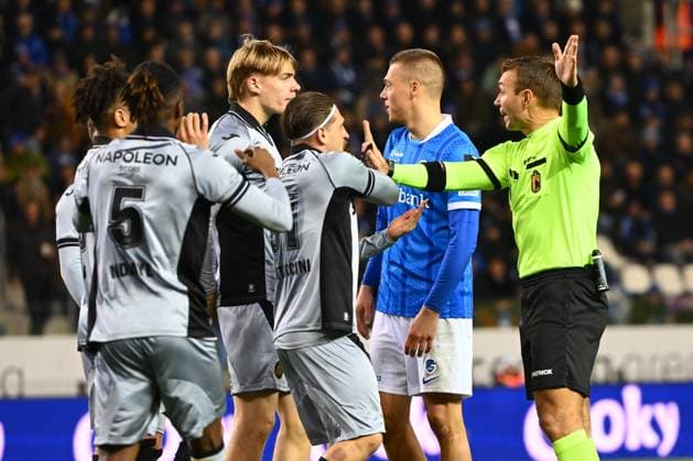 KRC Genk v RSC Anderlecht - Belgian Croky Cup GENK, BELGIUM - DECEMBER 04 : referee Laforge Nicolas talking to De Cat Nathan midfielder of RSC Anderlecht, Bertaccini Adriano forward of RSC Anderlecht during the Belgian Croky Cup round of 16 match between KRC Genk and RSC Anderlecht on December 4, 2025 in Genk, Belgium, 04 12 2025 Genk Belgium  Copyright: xVincentxKalutx