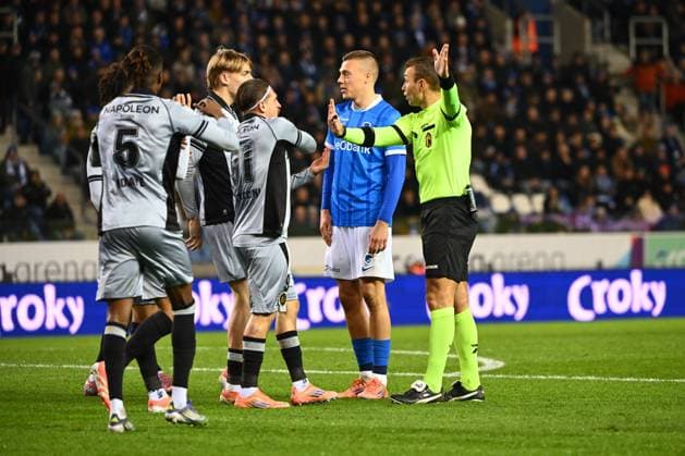 KRC Genk v RSC Anderlecht - Belgian Croky Cup GENK, BELGIUM - DECEMBER 04 : referee Laforge Nicolas talking to De Cat Nathan midfielder of RSC Anderlecht, Bertaccini Adriano forward of RSC Anderlecht during the Belgian Croky Cup round of 16 match between KRC Genk and RSC Anderlecht on December 4, 2025 in Genk, Belgium, 04 12 2025 Genk Belgium  Copyright: xVincentxKalutx