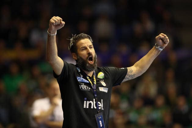 04 12 2025, xtgx, Handball, EHF Champions League, SC Magdeburg Pick Szeged v l Bennet Wiegert Magdeburg, Trainer Jubel, Torjubel, jubelt ueber das Tor, celebrate the goal, celebration Magdeubrg