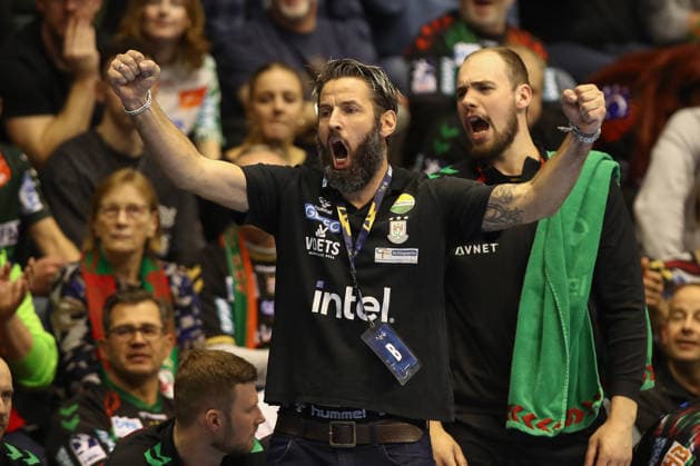04 12 2025, xtgx, Handball, EHF Champions League, SC Magdeburg Pick Szeged v l Bennet Wiegert Magdeburg, Trainer Jubel, Torjubel, jubelt ueber das Tor, celebrate the goal, celebration Magdeubrg