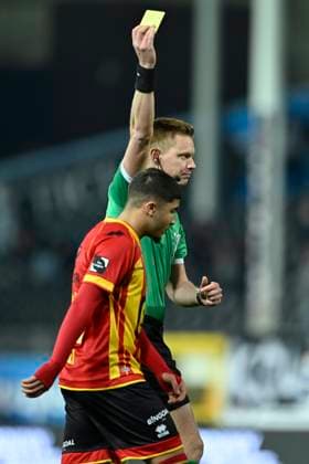 Sporting Charleroi v KV Mechelen - Belgian Croky Cup CHARLEROI, BELGIUM - DECEMBER 04 : Zekri Moncef defender of KV Mechelen is shown a yellow card by referee D Hondt Lothar during the Belgian Croky Cup round of 16 match between Sporting Charleroi and KV Mechelen on December 4, 2025 in Charleroi, Belgium, 04 12 2025 Charleroi Belgium  Copyright: xNicoxVereeckenx