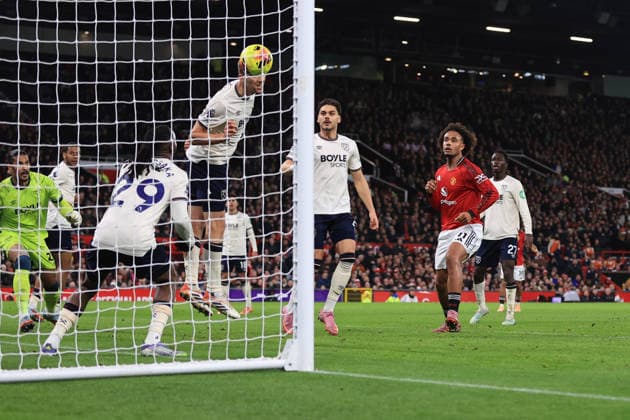 Fußball Premier League Manchester United gegen West Ham United 4. Dezember 2025 Premier League Manchester United gegen West Ham United Joshua Zirkzee von Manchester United wird von Tomas Soucek von West Ham United von der Linie geklärt Foto Simon Stacpoole Abseits Manchester UK  Copyright: xSimonxStacpoolexOffside