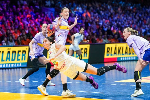 2025-12-04 Netherlands v Tunisia - IHF World Women s Handball Championship ROTTERDAM, NETHERLANDS - DECEMBER 4: Yosr Mostefaoui of Tunisia, Judith van der Helm of The Netherlands, Nikita van der Vliet of the Netherlands during the IHF World Women s Handball Championship match between Netherlands and Tunisia at Ahoy on December 4, 2025 in Rotterdam, Netherlands. Rotterdam Ahoy Netherlands Content not available for redistribution in The Netherlands directly or indirectly through any third parties. Copyright: xHenkxSeppenx