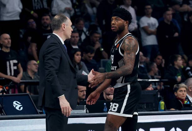 Partizan v Bayern, Euroleague basketball, season 2025 2026, round 14 Belgrade, Serbia. 4th Dec, 2025. Head Coach of Partizan, Mirko Ocokoljic and Tyrique Jones during Euroleague basketball match between Partizan and Bayern Munich on December 4. 2025. in Belgrade, Serbia. Belgrade Serbia Copyright: xPedjaxMilosavljevic STARSPORTx