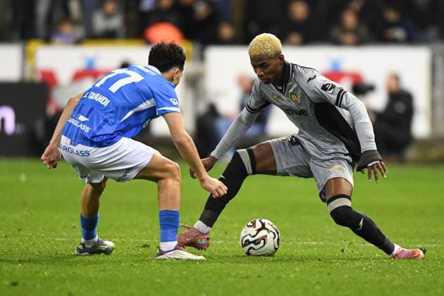 Genk s Zakaria El Ouahdi and Anderlecht s Nilson Angulo pictured in action during a soccer game between KRC Genk and RSC Anderlecht, in the 1 8 final of the Croky Cup Belgian cup, Thursday 04 December 2025 in Genk. JILLxDELSAUX  x146528098x